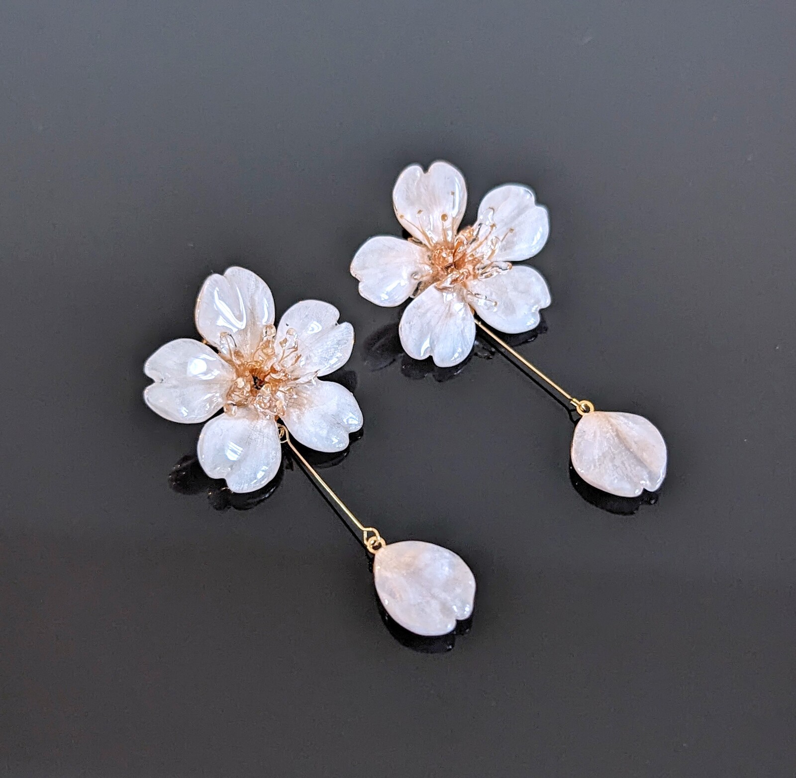 ゴールドの花形スタッドピアス　中国のお土産 Handmade】スペサルタイトガーネット スタッドピアス 14k