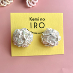 ホワイトのスパンコールとビーズのピアス｜イヤリング　　ビーズ刺繍アクセサリー＜イクラ＞
