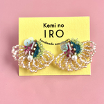 ベージュのビーズフリルピアス　ミニ　ビーズ刺繍アクセサリー　＜ミニクラゲ＞