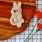 とっておきの花束をどうぞ。うさぎさんブローチ　　　　　　　母の日　プレゼント　ギフト