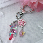 【 にゃ 】桜にゃんことミニ梅結びのキーホルダー（モルガナイト） ※薄ピンク