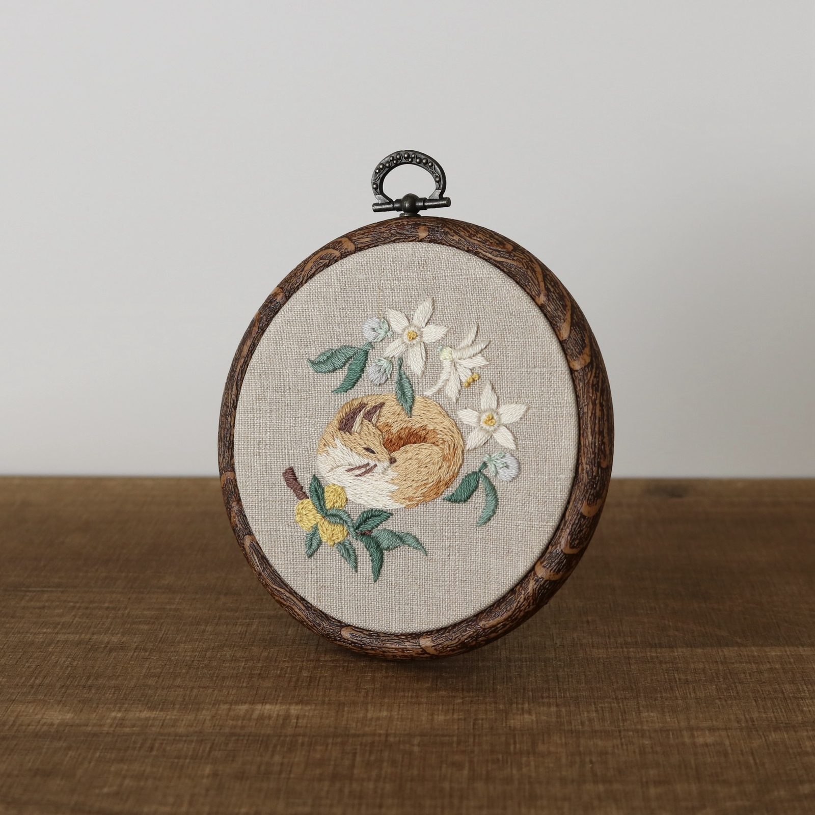 柚子の花ときつね 手刺繍ファブリックパネル ［受注制作］ - Chalet de