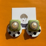 グリーンパールドットピアス イヤリング✳️サイケデリック レトロ グリーン 緑 ドット くるみボタン 昭和レトロ レトロポップ 大ぶり 80S 80年代 古着 韓国 個性的 ポップ 水玉模様