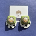 グリーンパールドットピアス イヤリング✳️サイケデリック レトロ グリーン 緑 ドット くるみボタン 昭和レトロ レトロポップ 大ぶり 80S 80年代 古着 韓国 個性的 ポップ 水玉模様