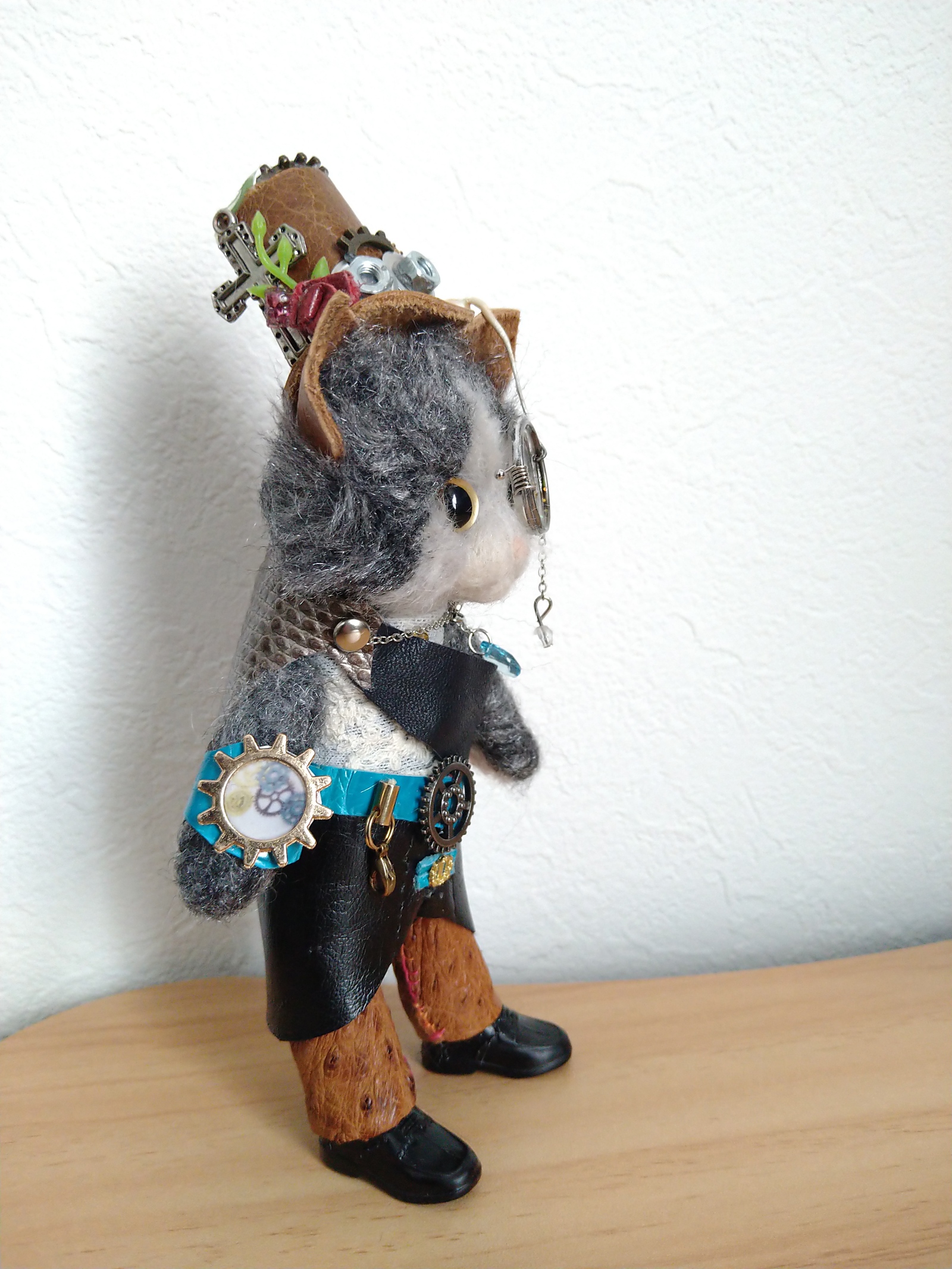 羊毛フェルトスチームパンク猫壁掛けオブジェ【ハンドメイド 羊毛フェルト スチームパンク三毛猫の壁掛けオブジェ【ハンドメイド