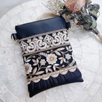 インド刺繍のスマホポシェット