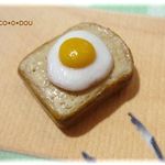 エッグトーストのピアス＊ミニチュア粘土
