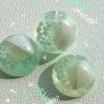白貝とかすみ草のつぼみのまんまるピアス