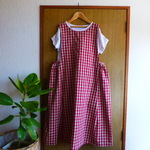 natural**綿麻ギンガムエプロンワンピース**レッド