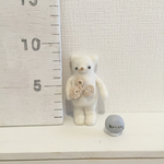みつばのクローバーを持ったくまさん