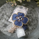 刺繍生地　お花モチーフ　お花ブローチ　ブルー＆ベージュ　レース三種つき