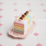 苺のパステルレインボースクエアケーキ