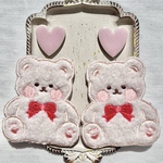 モコモコクマちゃんとハートタイルのピアス　イヤリング　昭和レトロ　レトロポップ　ファンシー　大ぶり　個性的　個性的　ワッペン    ピンク　パステルカラー　ファンシー　