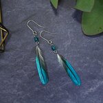 粘土の羽根飾り＿カワセミ緑＿ピアス/イヤリング＿T中　フックピアス　チタンピアス　樹脂ピアス　14kgfピアス　イヤリング　樹脂イヤリング　羽　羽根　フェザー　翼　鳥　野鳥　インコ　カワセミ