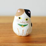 【受注制作】お座りする猫（三毛）張り子