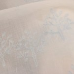 日本製/刺繍コットンローン生地/北欧/木/ツリー/水色