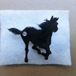 ウマ　プラバンブローチ