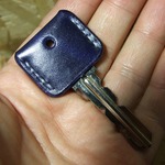ルガトーネイビーのキーカバー 白ステッチ