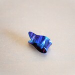 「しずく型のチタンイヤーカフ・夜の青」