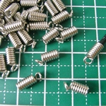 *ひも留めコイル 100個セット○銀色　4×6㎜　エンドパーツ　バネ　コイルオコシ