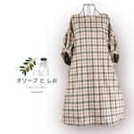 爽やかチェック柄のAラインチュニックワンピース　シームポケット付き　チュニック　ミニ丈ワンピース　オフホワイト　ポリエステル生地　シワになりにくい　七分袖　半そで　ゆったりサイズ