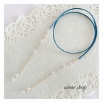 【セミオーダー 人工皮革スエード紐のお色選べます】小さな白色お花の大人可愛いメガネチェーン グラスコード