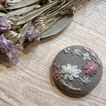 mai様限定　刺繍くるみボタン（ブローチ/ヘアゴム）