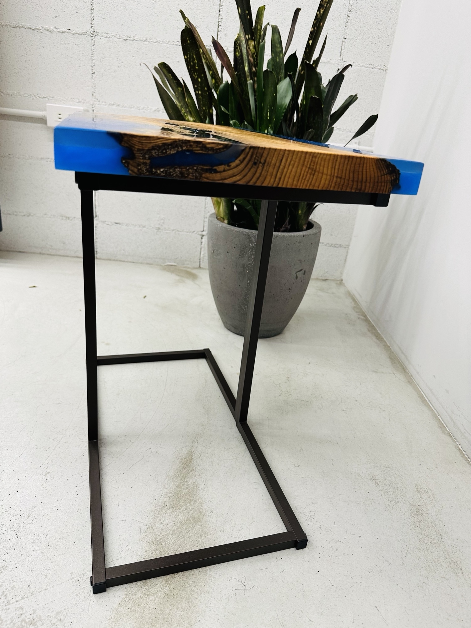 レジンサイドテーブル　屋久杉　四つ葉のクローバー 完売 ワイヤーレジンマルチフリーラック 屋久杉 四葉のクローバー