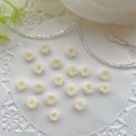 小さな花   手作り材料 パーツ 樹脂 粘土  10 クリーム　イエロー