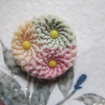 三色はさみ菊のブローチ