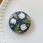 刺繍くるみボタン（ヘアゴム/ブローチ）