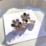 【オーダー品】一輪の花のイヤリング　上品に耳元で咲く