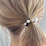 異なるパールとベージュのヘアゴム
