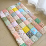 【送料無料】　64cm×100cm　四角つなぎのパッチワーク　マルチマット　キルト　ベビーキルト　kukka090