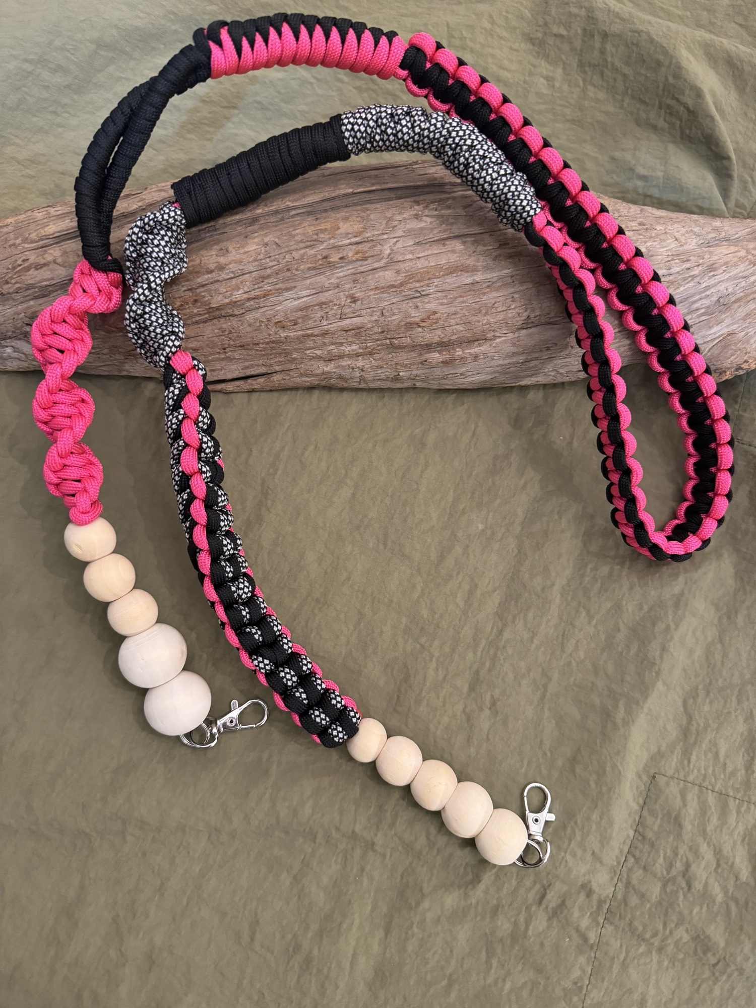 wood ballとパラコードのストラップ　monotone×neonpink