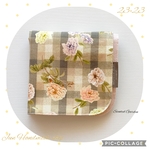 シルクの様な手触りのハンカチ　『Scented Garden』　リバティプリント　生地糸日本製　（PP