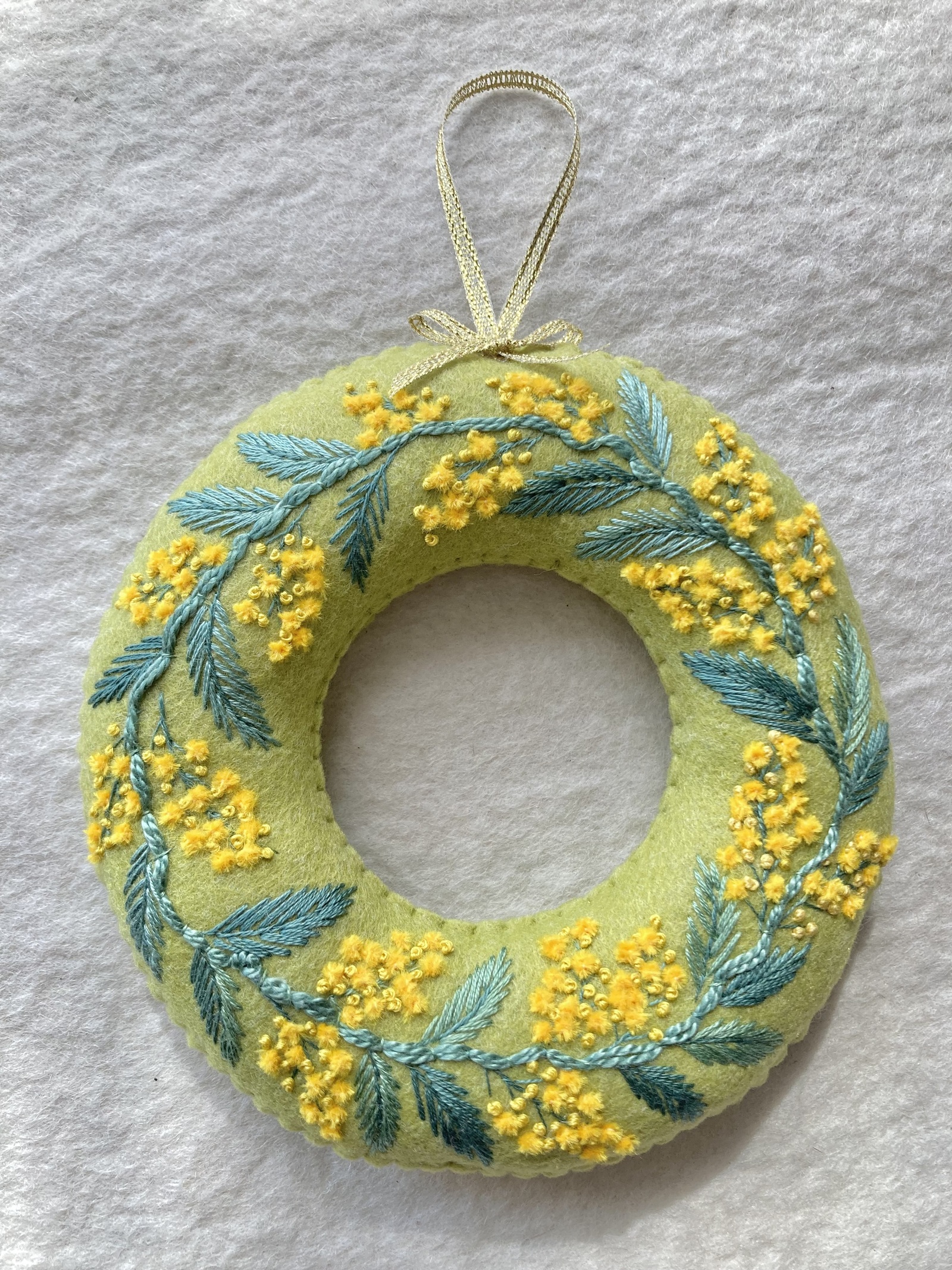 フェルトと刺繍のミモザリース1