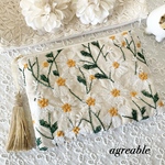 《再販》デイジー刺繍ポーチ(ベージュ)フラットポーチ　刺繍ポーチ　ポーチ　タッセル付き　デイジー　デイジー刺繍　刺繍　ポーチ　フラットポーチ　メイクポーチ　母子手帳入れ　Lサイズ(20cm)