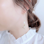 オープンハートとドロップパールの揺れるピアス／イヤリング　ゴールド