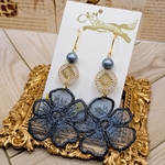 青いレースのお花ピアス