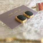 green ボタン の スクエア ピアス / イヤリング / 金アレ対応 / ステンレス