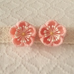 〈つまみ細工〉梅のピアス(サーモンピンク)