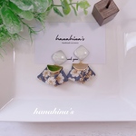 シェル風カボションとインド刺繍タッセルピアス/イヤリング(ブルー白い花)