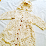 ナチュラルな手編みのベビードレス