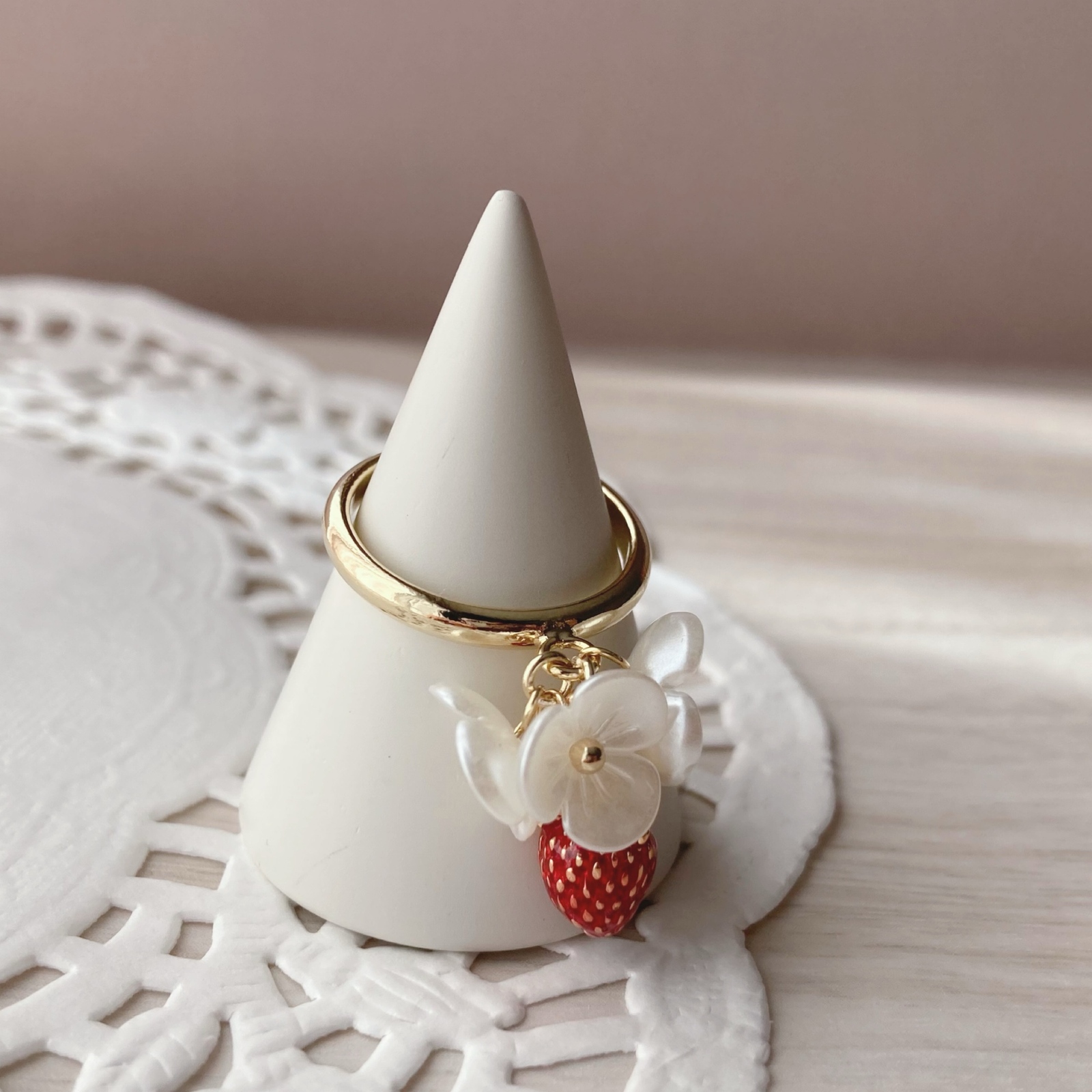 いちご ハンドメイド 高級 指輪 手放すか迷ってます 小さないちごと白い花のリング - ki☆gaeru gallery | minne