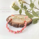 【受注製作】ラズベリーピンク＊ちいさなお花ブレスレット＊フラワーミサンガ＊プチギフト＊刺繍糸＊ビーズ＊ピンク＊春