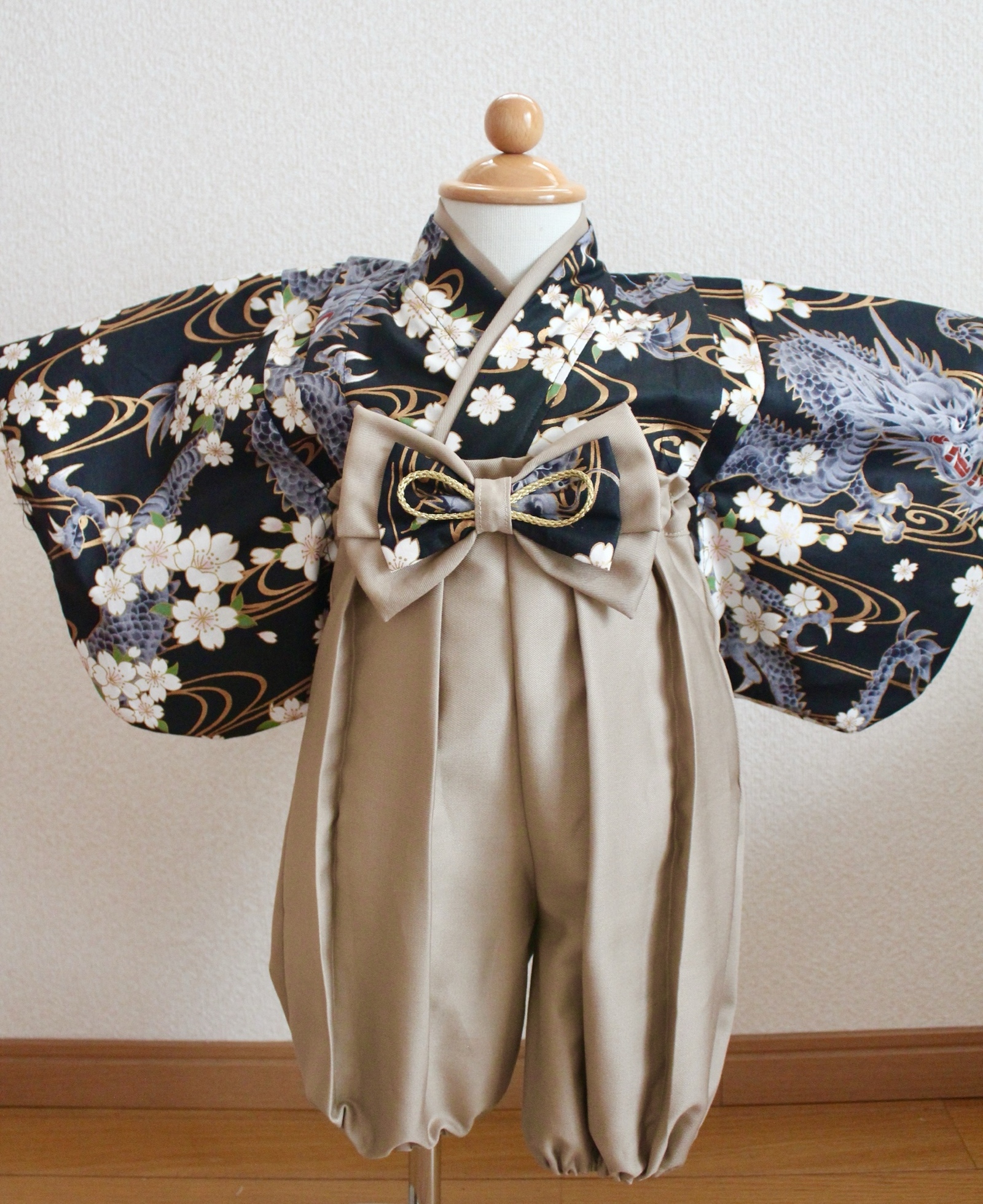 ベビー袴　ハンドメイド　龍✕モカ ハンドメイド☆ベビー袴☆龍柄☆キャメル色地×ベージュ - メルカリ