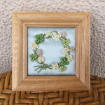 刺繍ミニ額 シロツメクサのリース