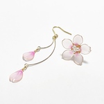 春の訪れ　桜のアシンメトリーピアス