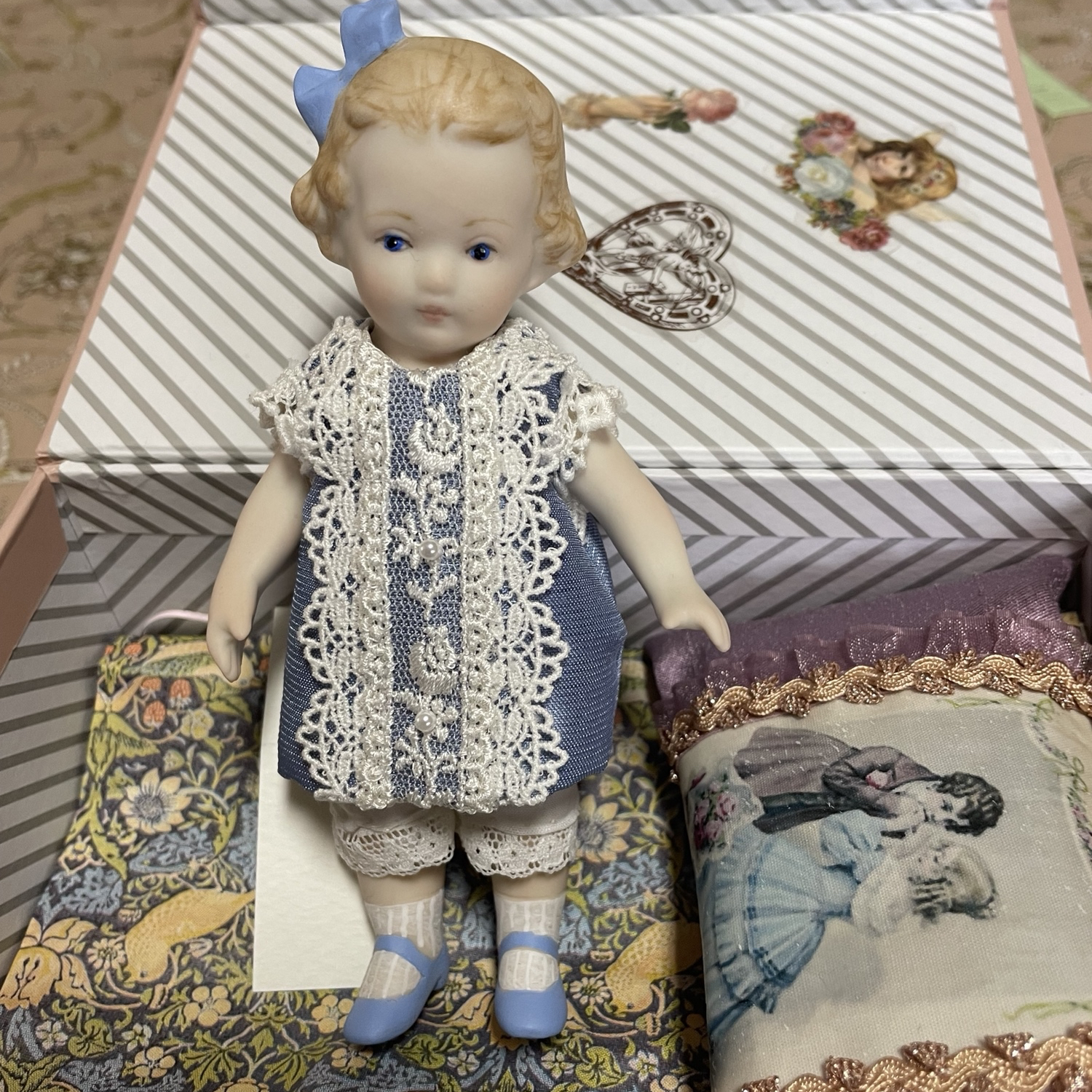 ちびくま工房　忘れな草ちゃんのプレゼンテーションbox　ビスクドール ちびくま工房 忘れな草ちゃんのプレゼンテーションbox ビスク